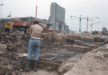 830187 Afbeelding van archeologen aan het werk tijdens het blootleggen van de restanten van het vroegere Kasteel ...